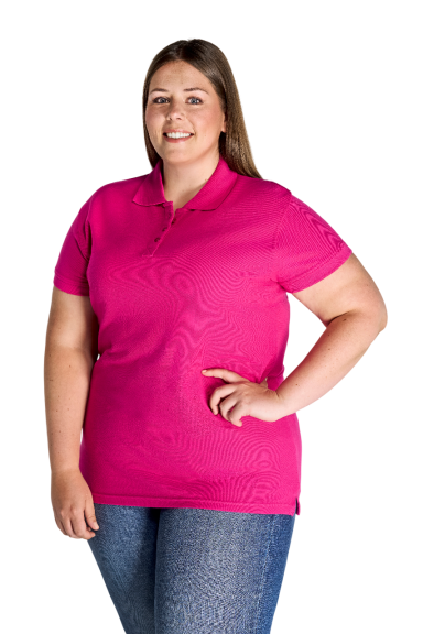 Eine lächelnde Frau in einem pinken Polohemd steht mit einer Hand an der Hüfte.