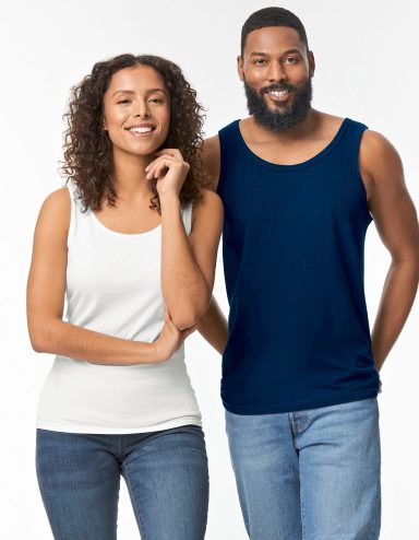 Paar in ärmellosen Oberteilen, Frau in Weiß, Mann in Dunkelblau, beide lächeln.