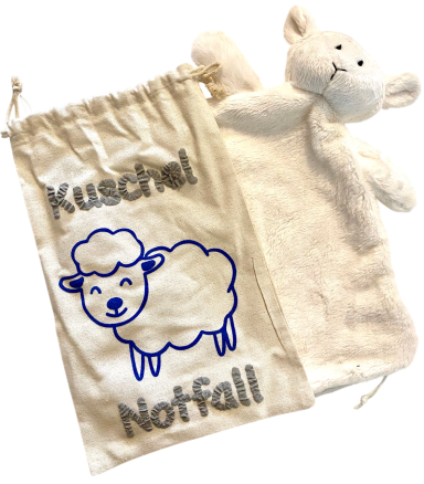 Kuscheltasche mit Schafmotiv und einem weißen Plüschschaf.