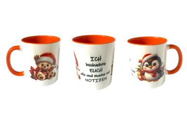 Drei Tassen mit Weihnachtsmotiven, jeweils mit einem Pinguin und festlichem Text.