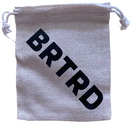 Grauem Stoffbeutel mit schwarzer Aufschrift "BRTRD".