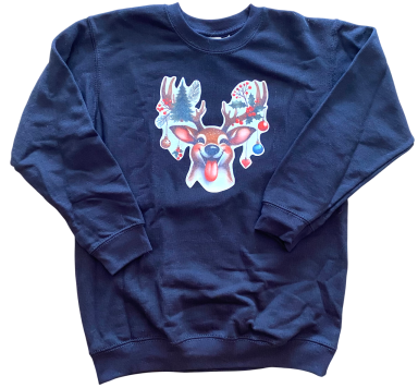 Blauer Pullover mit buntem Reh-Motiv und festlichen Dekorationen.