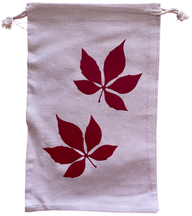 "Kastanienblätter" Beige Tasche mit roten Blattmotiven.