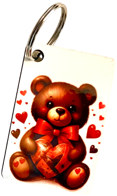 Brauner Teddybär mit rotem Herzen und vielen kleinen Herzen im Hintergrund.