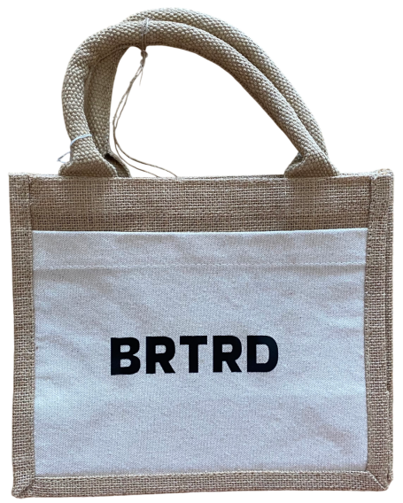 Beige Jutetasche mit schwarzem Text "BRTRD" auf der Vorderseite.