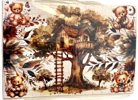 Baumhaus auf einem Baum, umgeben von Blättern und Bärenmotiven.