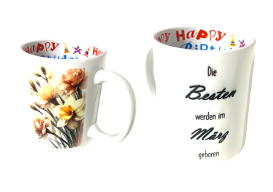 Zwei Tassen mit bunten Schriftzügen und Blumenmotiven.