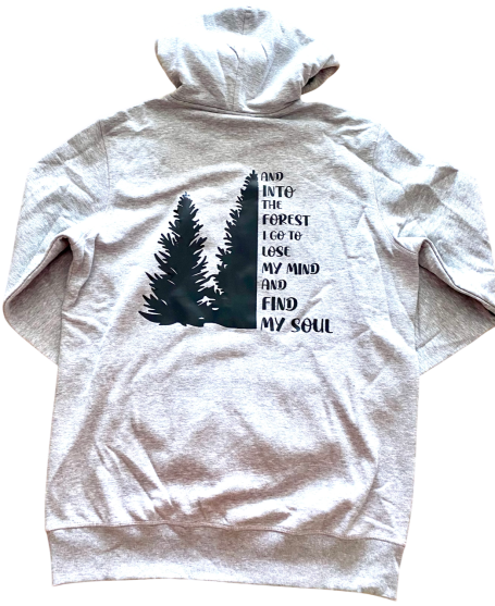 Hellgrauer Hoodie mit grünen Tannenbäumen und einem spruch auf der Rückseite.