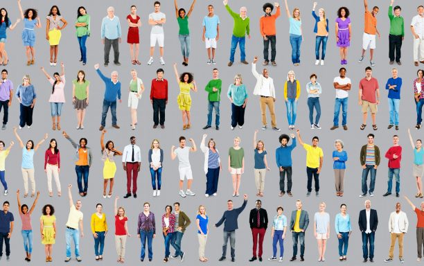 Vielfalt von Menschen in unterschiedlicher Kleidung, die fröhlich die Arme heben.