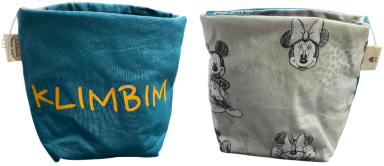 Zwei Stoffbehälter, einer mit "KLIMBIM" und der andere mit Mickey-Maus-Muster.