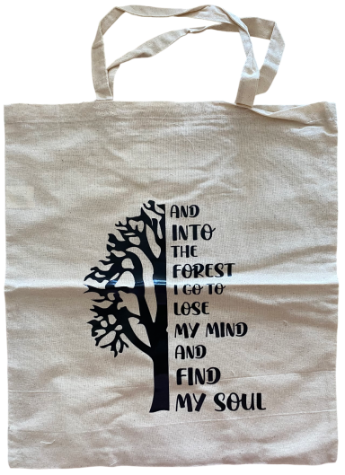 "And into the forest..." Baumgrafik mit dem Text: „In den Wald gehen, um meinen Geist zu finden.“