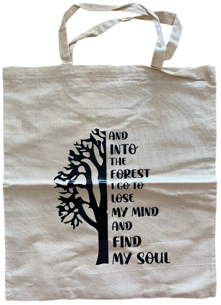 Baumgrafik mit dem Text: „In den Wald gehen, um meinen Geist zu finden.“