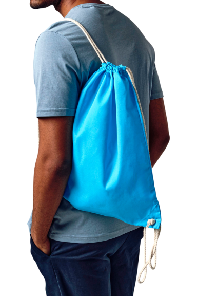 Blaue Sporttasche als Rucksack an der Schulter getragen.