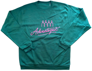 Grüner Pullover mit pinkem Schriftzug "Adventszeit" und vier stilisierten Figuren.
