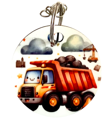 Bunter Lastwagen mit einer Ladung Steine, umgeben von Wolken und Baukranen.