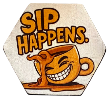 Sechseckige Platte mit der Aufschrift "SIP HAPPENS" und lachender Kaffeetasse.