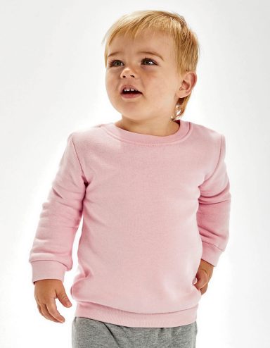 Kleiner Junge mit blonden Haaren trägt ein rosa Sweatshirt und schaut nach oben.