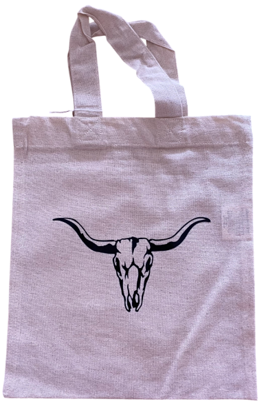 "Bullenschädel" Weiße Tragetasche mit schwarzem Aufdruck eines Hörner-Schädelmotivs.