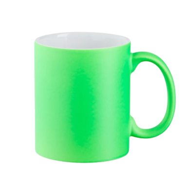 Grüne Kaffeetasse mit weißem Innenraum und harmonischem, schlichten Design.