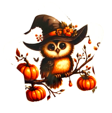 Eule mit Hexenhut sitzt auf einem Ast, umgeben von Kürbissen und herbstlichen Blättern.