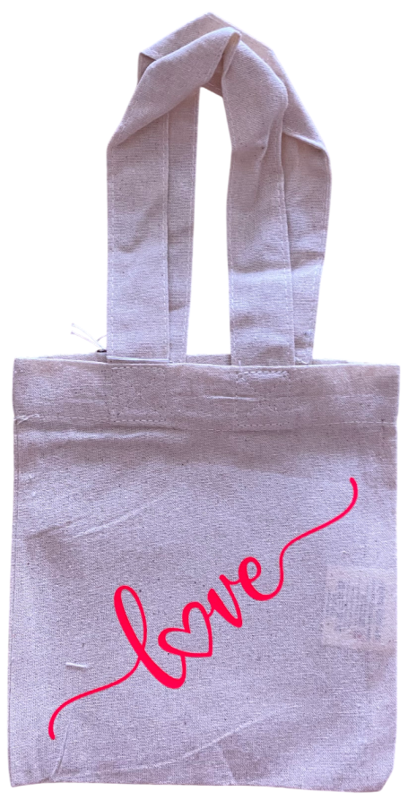 Beiger Stoffbeutel mit pinkem Schriftzug "love".