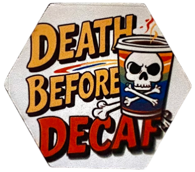 Skelett mit Kaffeebecher und dem Schriftzug "Death Before Decaf".