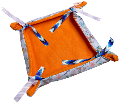 Ein orangefarbenes Körbchen mit bunten Bändern zur Befestigung an den Ecken.