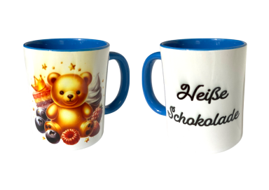 Tasse mit Bärenmotiv und Aufschrift "Heiße Schokolade" auf der Seite.
