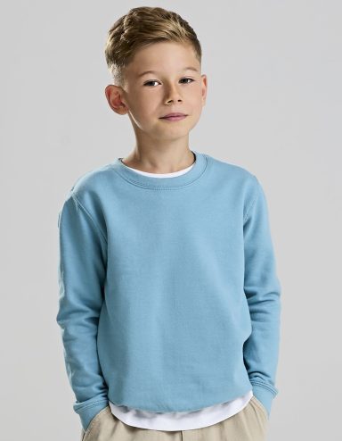 Junge mit kurzem, blonden Haar trägt ein türkisfarbenes Sweatshirt und sieht direkt in die Kamera.