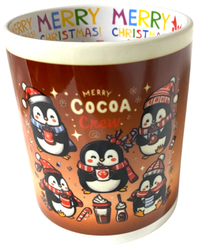 Becher mit vier lustigen Pinguinen, die Weihnachtsmützen tragen, und dem Text "Cocoa Crew".