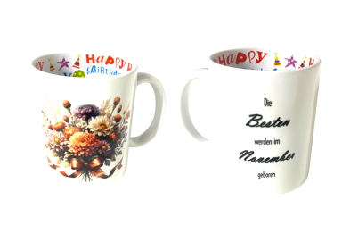 Bunte Tasse mit floralem Motiv.
