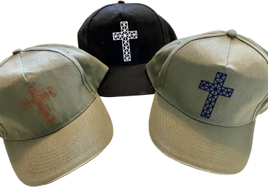 Drei Caps in Olivgrün und Schwarz mit Kreuzmotiven auf der Vorderseite.