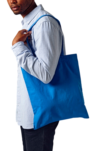 Mann trägt eine blaue Tragetasche über der Schulter, in einem hellen Hemd.