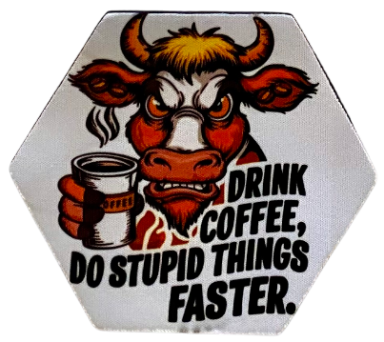 Wütende Kuh mit Kaffeetasse und dem Spruch: „Trink Kaffee, mach dämliche Dinge schneller.“