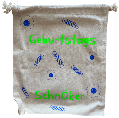 Säckchen aus hellem Stoff mit bunten Bonbonmotiven und dem Text "Geburtstags Schnöker".