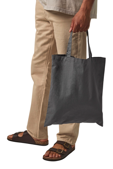 Mann in beigen Hosen und Sandalen, trägt eine schwarze Tragetasche.