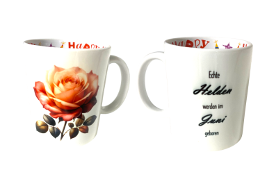 Zwei Kaffeetassen mit einer roten Rose.