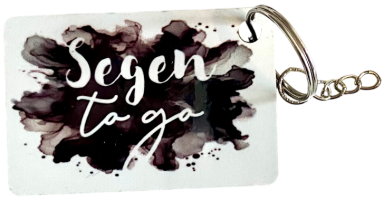 Schlüsselanhänger mit der Aufschrift „Segen to go“ auf farbigem Hintergrund.
