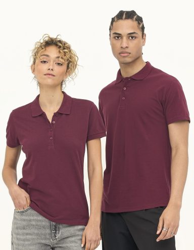 Paar in bordeauxroten Poloshirts, weiblich und männlich, mit lockigen und glatten Frisuren.