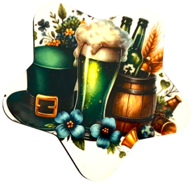 Grüner Hut, Bierglas, Flaschen und Fässer mit Blumen dekoriert.