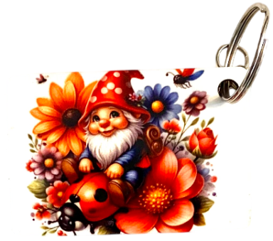 Ein Gartenzwerg sitzt zwischen bunten Blumen und einem Marienkäfer.