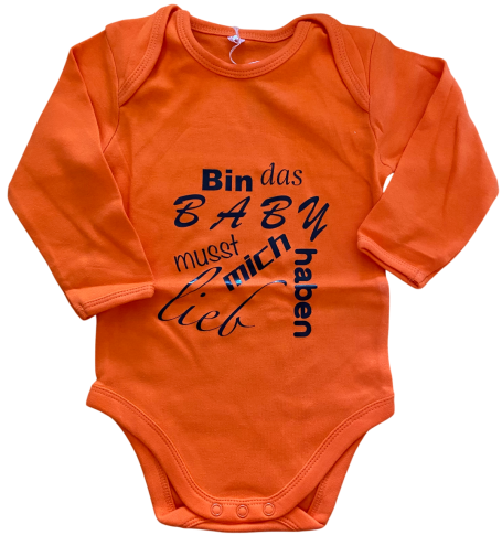 Oranges Babybodysuit mit dem Aufdruck "Bin das BABY, musst mich lieb haben" in schwarzer Schrift.