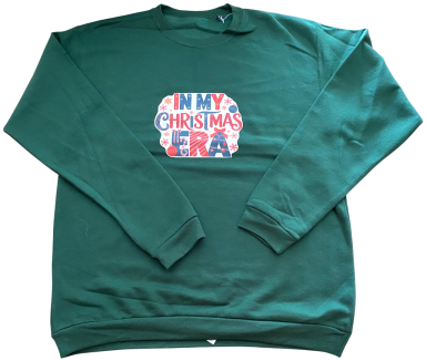 Grüner Sweatshirt mit buntem Weihnachtsmotiv auf der Vorderseite.