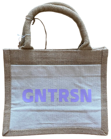 Braune Tragetasche mit hellem Stoff und der Aufschrift "GNTRSRN" in blauen Buchstaben.