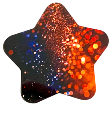 Sternförmiger Anhänger mit glitzernden roten und blauen Bokehs.