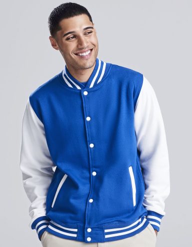 Junger Mann in blauer Baseballjacke mit weißen Ärmeln, lächelnd.