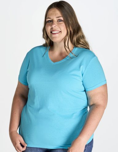 Frau mit mittellangen Haaren, trägt ein turquoise T-Shirt und lächelt.