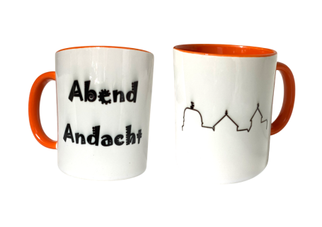 Tassen mit orangefarbenem Henkel, einer mit "Abend Andacht" und einer mit Häusern.