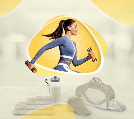 Frau in Sportkleidung joggt mit Gewichten, Fitnesszubehör im Hintergrund.