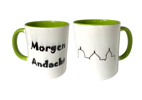 Tasse mit grünem Innenraum, Aufschrift "Morgen" und "Andacht", sowie einfachen Hauslinien.